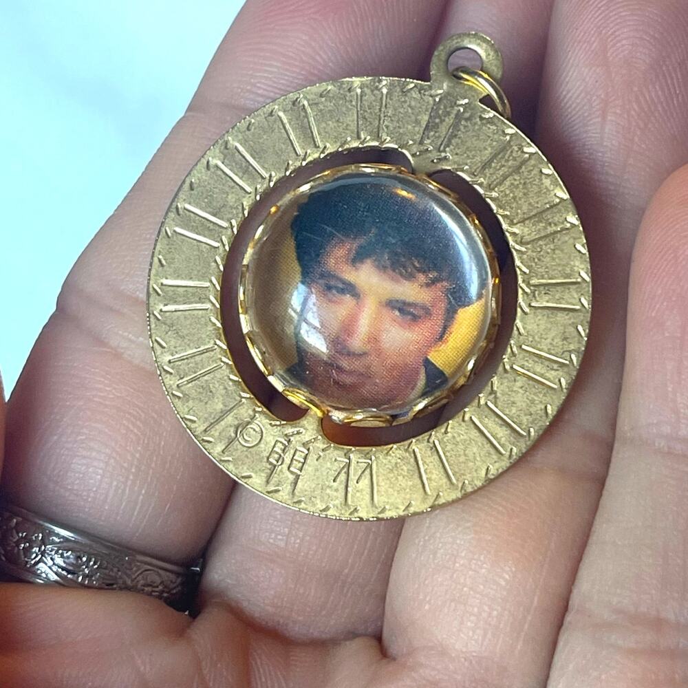 Vintage 1977 Elvis Presley Spinner Photo Pendant Gold Tone BE '77 1.25"